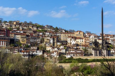 Veliko Tarnovo, Bulgaristan - 9 Nisan 2017: Ali Hanedanı Veliko Tarnovo şehir içinde anıt