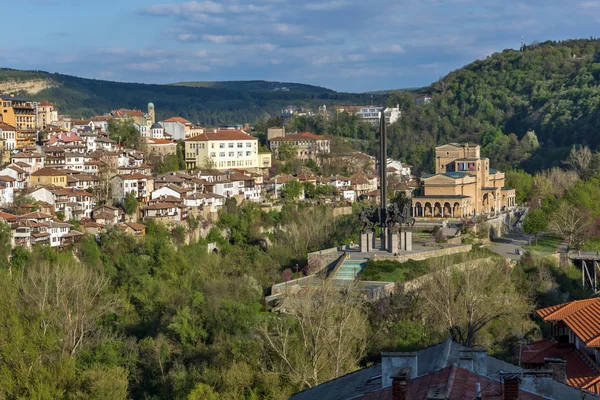 Veliko Tarnovo, Bulgaristan - 9 Nisan 2017: Panoramamic görünüm Veliko Tarnovo şehir, — Stok fotoğraf