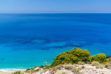 Muhteşem panoramik Kokkinos Vrachos Beach mavi suları, Lefkada, Yunanistan