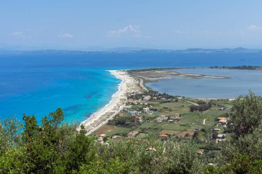 Muhteşem panoramik Agios Ioanis Beach mavi suları, Lefkada, Yunanistan