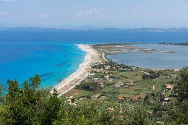 Muhteşem panoramik Agios Ioanis Beach mavi suları, Lefkada, Yunanistan