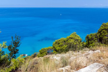 Muhteşem panoramik Kokkinos Vrachos Beach mavi suları, Lefkada, Yunanistan