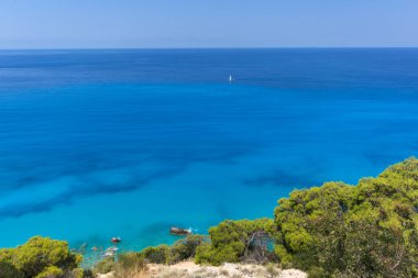 Muhteşem panoramik Kokkinos Vrachos Beach mavi suları, Lefkada, Yunanistan