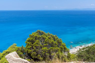 Muhteşem panoramik Kokkinos Vrachos Beach mavi suları, Lefkada, Yunanistan
