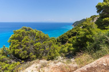Muhteşem panoramik Kokkinos Vrachos Beach mavi suları, Lefkada, Yunanistan