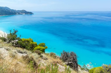 Muhteşem panoramik Kokkinos Vrachos Beach mavi suları, Lefkada, Yunanistan