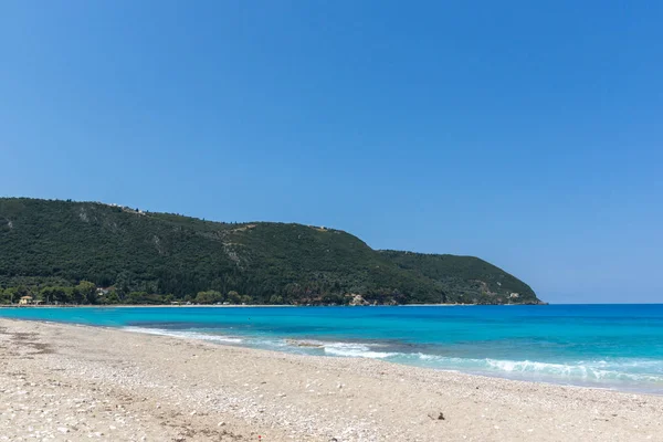 Blick auf den Strand Girapetra mit blauem Wasser, Lefkada, Griechenland — Stockfoto