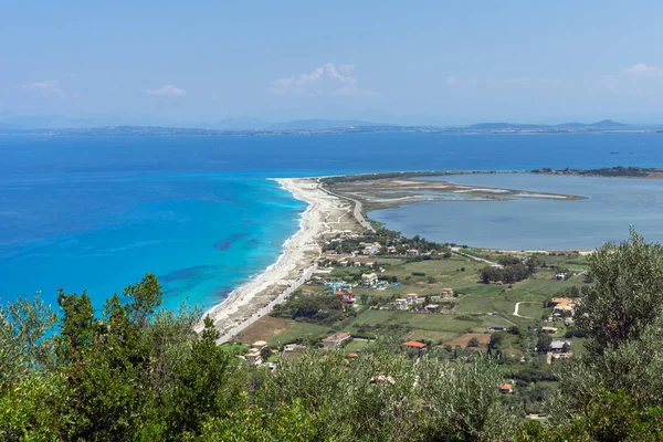 Prachtig panoramisch uitzicht over Agios Ioanis strand met blauw water, Lefkada, Griekenland — Stockfoto