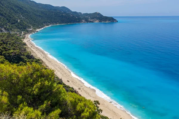 青い海、レフカダ島、ギリシャで Kokkinos Vrachos ビーチの素晴らしいパノラマの景色 — ストック写真