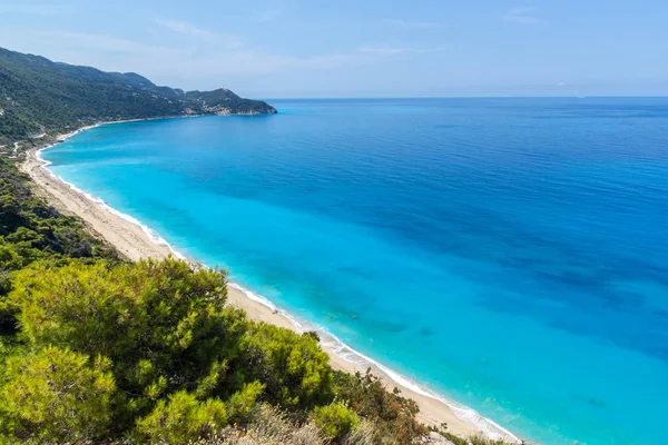 Niesamowity widok panoramiczny Kokkinos Vrachos Beach z błękitnych wód, Lefkada, Grecja — Zdjęcie stockowe