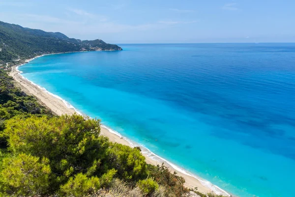 Καταπληκτική πανοραμική θέα του κόκκινος βράχος παραλία με καταγάλανα νερά, Λευκάδα, Ελλάδα — Φωτογραφία Αρχείου