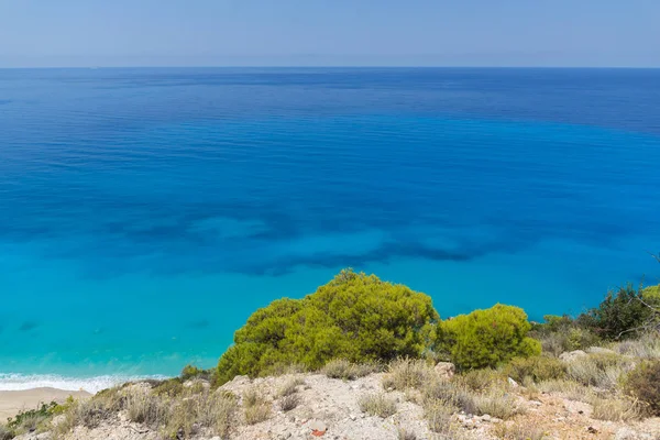 Incredibile vista panoramica della spiaggia di Kokkinos Vrachos con acque blu, Lefkada, Grecia — Foto Stock
