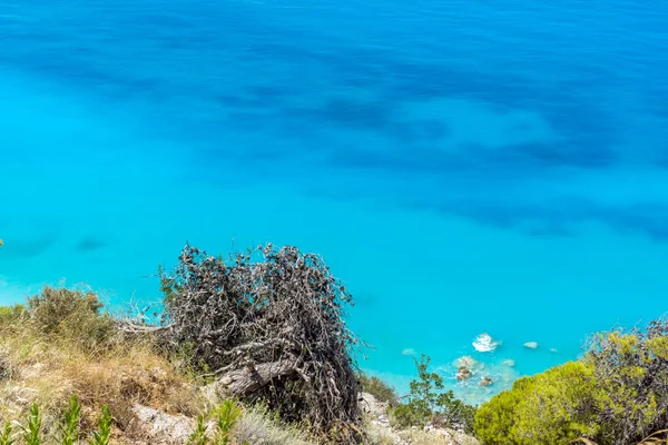Niesamowity widok panoramiczny Kokkinos Vrachos Beach z błękitnych wód, Lefkada, Grecja — Zdjęcie stockowe
