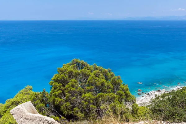 青い海、レフカダ島、ギリシャで Kokkinos Vrachos ビーチの素晴らしいパノラマの景色 — ストック写真