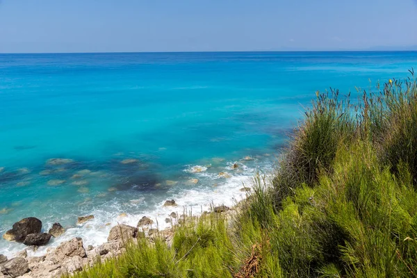 青い海、レフカダ島、ギリシャで Kokkinos Vrachos ビーチの素晴らしいパノラマの景色 — ストック写真