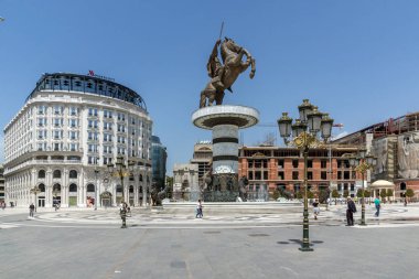 Skopje, Makedonya - 13 Mayıs 2017: Üsküp şehir merkezi ve İskender büyük anıt,