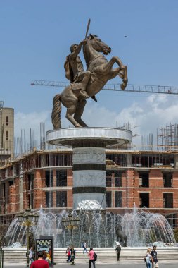 Skopje, Makedonya - 13 Mayıs 2017: Üsküp şehir merkezi ve İskender büyük anıt