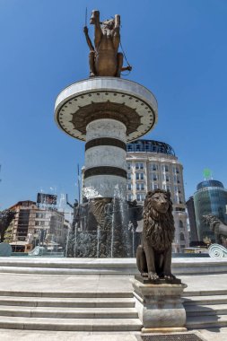 Skopje, Makedonya - 13 Mayıs 2017: Üsküp şehir merkezi ve İskender büyük anıt