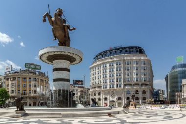 Skopje, Makedonya - 13 Mayıs 2017: Üsküp şehir merkezi ve İskender büyük anıt