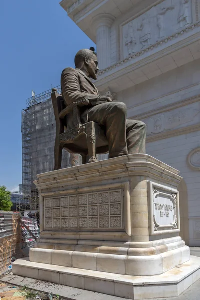 Skopje, Republika Macedonii - 13 maja 2017: arch Hristo Tatarchev pomnik i Brama Macedonii, Skopje — Zdjęcie stockowe