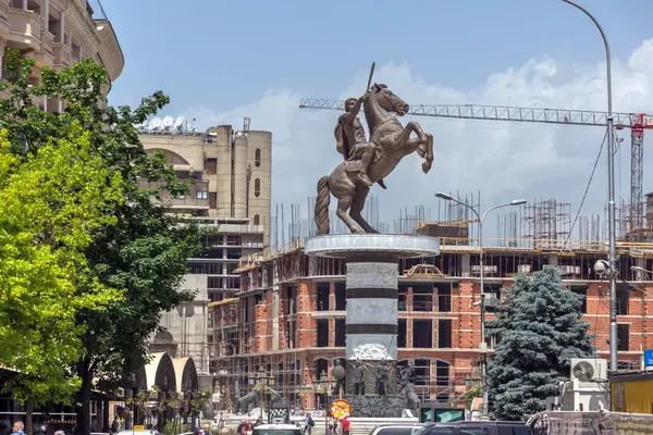 SKOPJE, REPÚBLICA DE MACEDONIA - 13 DE MAYO DE 2017: Centro de la ciudad de Skopje y Alejandro Magno Monumento — Foto de Stock