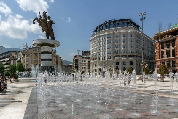 SKOPJE, REPÚBLICA DE MACEDONIA - 13 DE MAYO DE 2017: Centro de la ciudad de Skopje y Alejandro Magno Monumento , — Foto de Stock