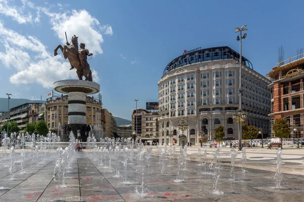 Skopje, Makedonya - 13 Mayıs 2017: Üsküp şehir merkezi ve İskender büyük anıt