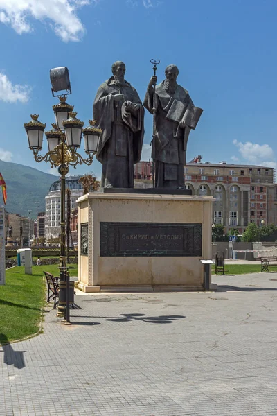 SKOPJE, RÉPUBLIQUE DE MACÉDOINE - 13 MAI 2017 : Monument aux saints Cyrille et Méthode et place Filip II à Skopje — Photo