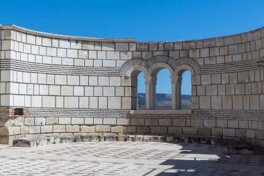 Büyük Bazilika - ilk Bulgar İmparatorluğu Pliska başkenti yakınındaki Ortaçağ Avrupa'nın en büyük Hıristiyan Katedrali kalıntıları