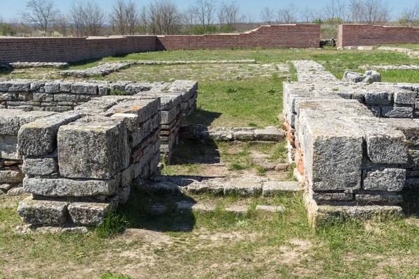 Ruínas da capital do Primeiro Império Búlgaro fortaleza medieval Pliska, Bulgária — Fotografia de Stock