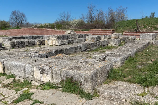 Ruïnes van de hoofdstad van het eerste Bulgaarse Rijk middeleeuwse bolwerk Pliska, Bulgarije — Stockfoto
