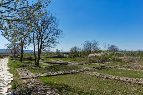 Ruinas de la capital del Primer Imperio búlgaro fortaleza medieval Pliska, Bulgaria — Foto de Stock
