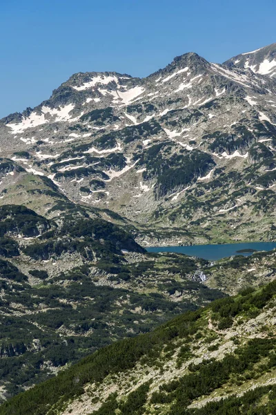 Vue imprenable sur le sommet de Sivrya dans les lacs de Banski, montagne Pirin — Photo