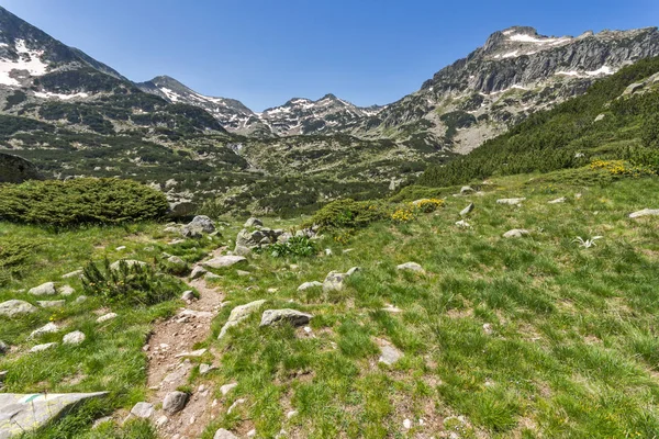 Niesamowite jezioro krajobraz Popowo, Dzhangal i ujednoznacznienie szczyty w góry Pirin — Zdjęcie stockowe