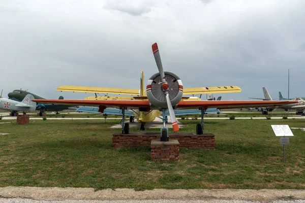 Prague, Plovdiv, Bulgária - 2017. április 29.: sík Jakovlev Jak-52-Plovdiv repülőtér repülési múzeumban, — Stock Fotó
