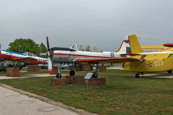 KRUMOVO, PLOVDIV, BULGÁRIA - 29 DE ABRIL DE 2017: Avião Yakovlev Yak-52 no Museu da Aviação perto do Aeroporto de Plovdiv , — Fotografia de Stock