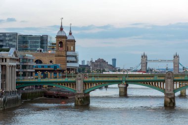 Londra, İngiltere - 17 Haziran 2016: Günbatımı Fotoğraf Thames Nehri ve Tower bridge, Londra