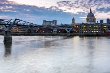 Londra - 17 Haziran 2016: Thames Nehri, Millennium Köprüsü ve St. Paul Katedrali, Londra gece fotoğrafı