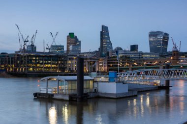 Londra, İngiltere - 17 Haziran 2016: Gece fotoğraf Thames Nehri ve gökdelenler, Londra