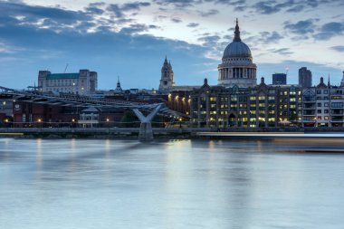 Londra - 17 Haziran 2016: Thames Nehri, Millennium Köprüsü ve St. Paul Katedrali, Londra gece fotoğrafı