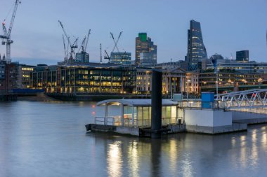 Londra, İngiltere - 17 Haziran 2016: Gece fotoğraf Thames Nehri ve gökdelenler, Londra