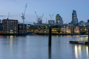 Londra, İngiltere - 17 Haziran 2016: Gece fotoğraf Thames Nehri ve gökdelenler, Londra