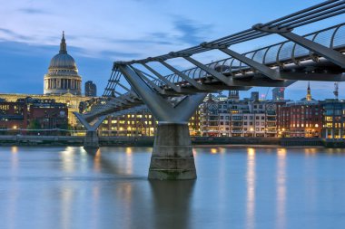 Londra - 17 Haziran 2016: Thames Nehri, Millennium Köprüsü ve St. Paul Katedrali, Londra gece fotoğrafı