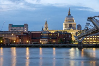 Londra - 17 Haziran 2016: Thames Nehri, Millennium Köprüsü ve St. Paul Katedrali, Londra gece fotoğrafı