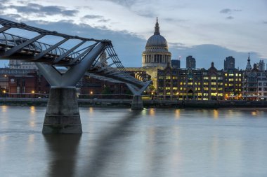 Londra - 17 Haziran 2016: Thames Nehri, Millennium Köprüsü ve St. Paul Katedrali, Londra gece fotoğrafı