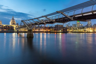 Londra - 17 Haziran 2016: Thames Nehri, Millennium Köprüsü ve St. Paul Katedrali, Londra gece fotoğrafı
