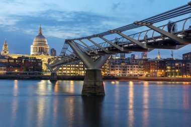 Londra - 17 Haziran 2016: Thames Nehri, Millennium Köprüsü ve St. Paul Katedrali, Londra gece fotoğrafı
