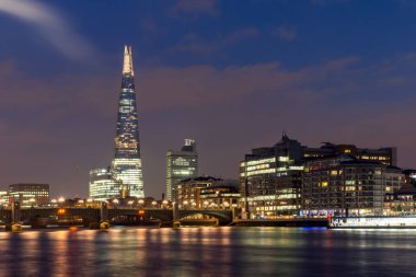 Londra, İngiltere - 17 Haziran 2016: Gece Panorama Southwark Köprüsü, Shard gökdelen ve Thames Nehri, Londra