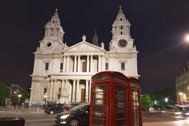 Londra, İngiltere - 17 Haziran 2016: Londra'daki St. Paul Katedrali, güzel bir gece fotoğraf
