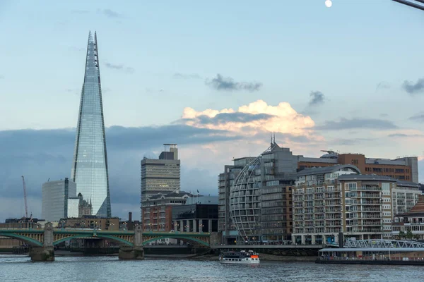 Londen, Engeland - 17 juni 2016: Twilight op de rivier de Thames en The Shard — Stockfoto